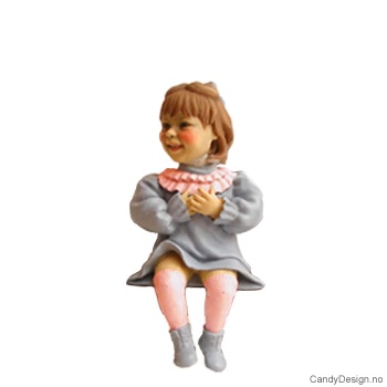 Små Carl Larsson barne figur sittende på kant - Ung pike som ser mot sin høyre side