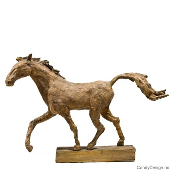 Trotlende hest skulptur