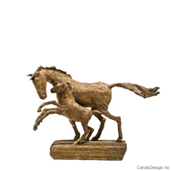 Hest med føll skulptur