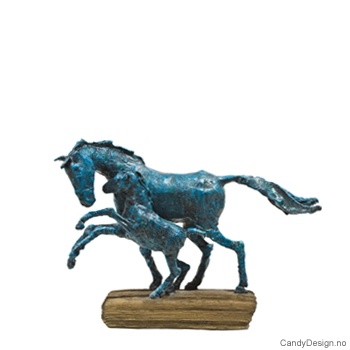 Hest med føll skulptur