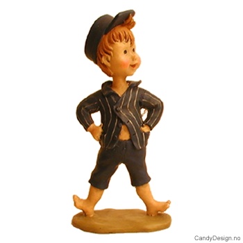 Sommerbarn Pål og Kari  Pål står med hendene i siden