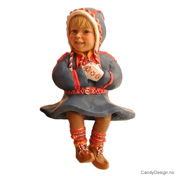 Same pike med hender mot bryst i blått