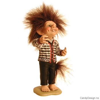 Stående troll med genser - Skrytende trollgutt