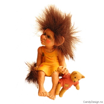 Medium troll med genser sittende på kant - Trollpike med teddy