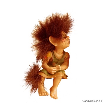 Medium troll med genser sittende på kant - Kyssende trollpike