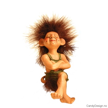 Medium troll med genser sittende på kant - Trollgutt med armene i kors