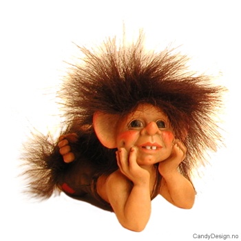 Trollgutt liggende