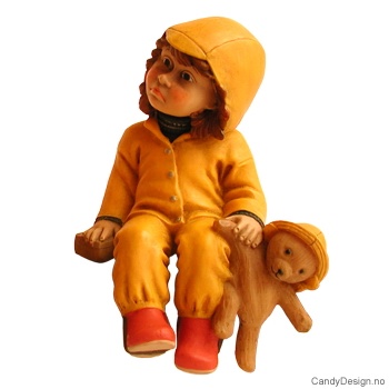 Sittende barn med regntøy - medium - Pike med bamse