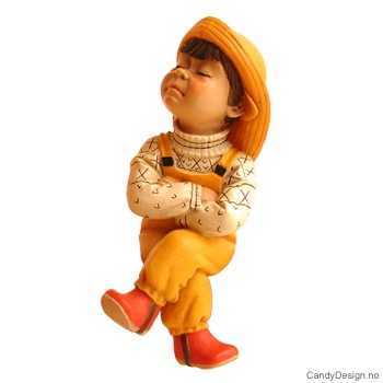 Sittende barn med regntøy - medium - Gutt med armene i kors