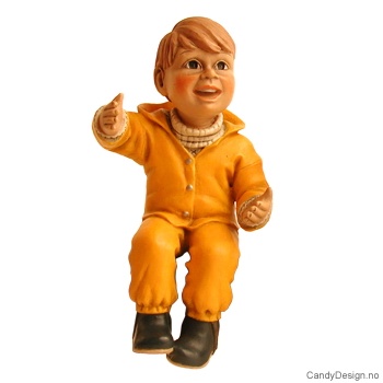 Sittende barn med regntøy - medium - Skrytende gutt