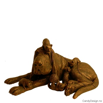 Big dog babysitting kittens