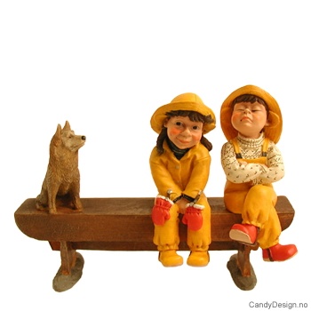 Barnehagebarn på langbenk - Genert pike, overlegen gutt og hund