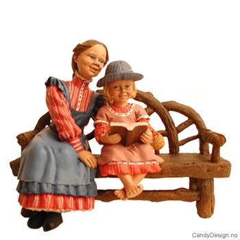 Mor med barn på benk - Rød og blå mor, rosa og rød pike med hatt