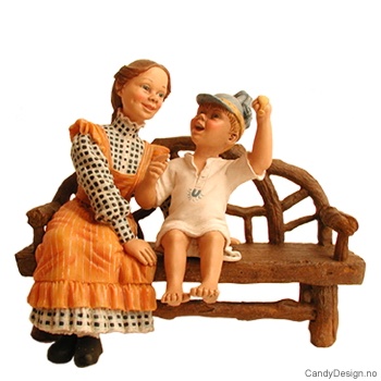 Mor med barn på benk - Gul mor, gutt med sverd