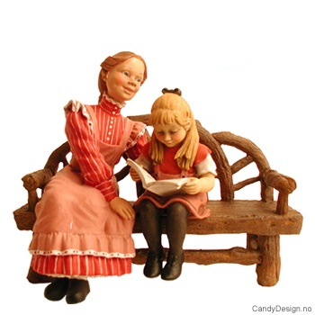 Mor med barn på benk - Rød og rosa mor, rød og rosa pike med bok