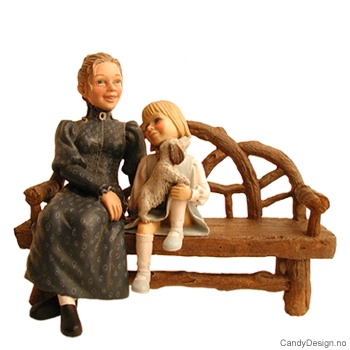 Mor med barn på benk - Blå mor, pike i blått med hund