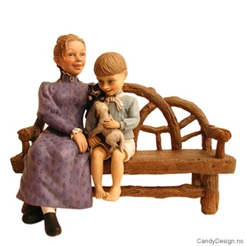 Mor med barn på benk - Lilla mor, gutt i blått med hund