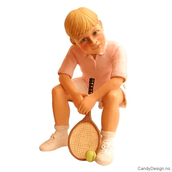 Tennis barn figur - Gutt rosa skjorte, hvite bukser