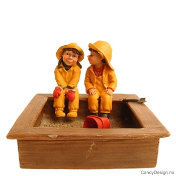 2 barnehagebarn i sandkasse - Genert pike og kyssende gutt