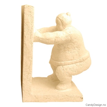 Sandsten bokstøtte skulptur stående med armer mot støtte mot venstre