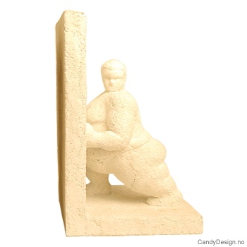 Sandsten bokstøtte skulptur på kne med armer mot støtte mot venstre