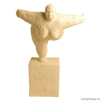 Sandsten kvinne på ett ben skulptur