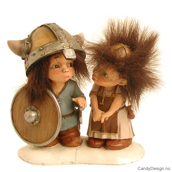 Store forelskede vikingebarn med fluffy hår i par  Viking gutt og jente ser hverandre i øynene