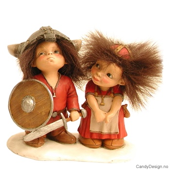 Store forelskede vikingebarn med fluffy hår i par  Sjenert viking jente ser bort på gutt