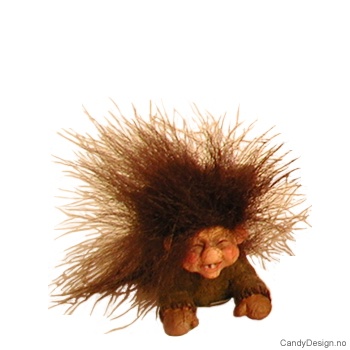 Vintertroll med fluffy hår på ski