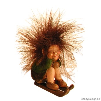 Vintertroll med fluffy hår på ski