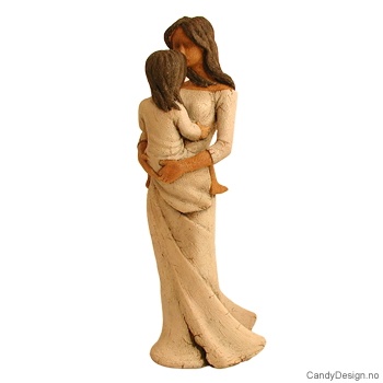 Mor med datter på brystet