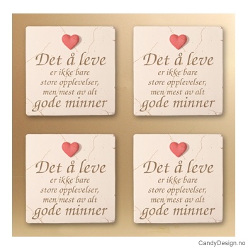 Magnetplate med rødt hjerte og tekst - Det å leve er ikke bare store opplevelser, men mest av alt gode minner