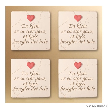 Magnetplate med rødt hjerte og tekst - En klem er den store gave, et kyss besegler det hele