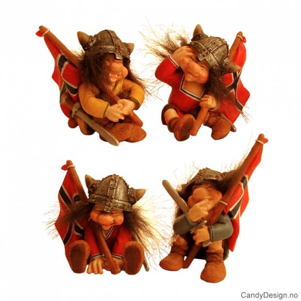 Sitting vikingtrolls with Norwegian flag